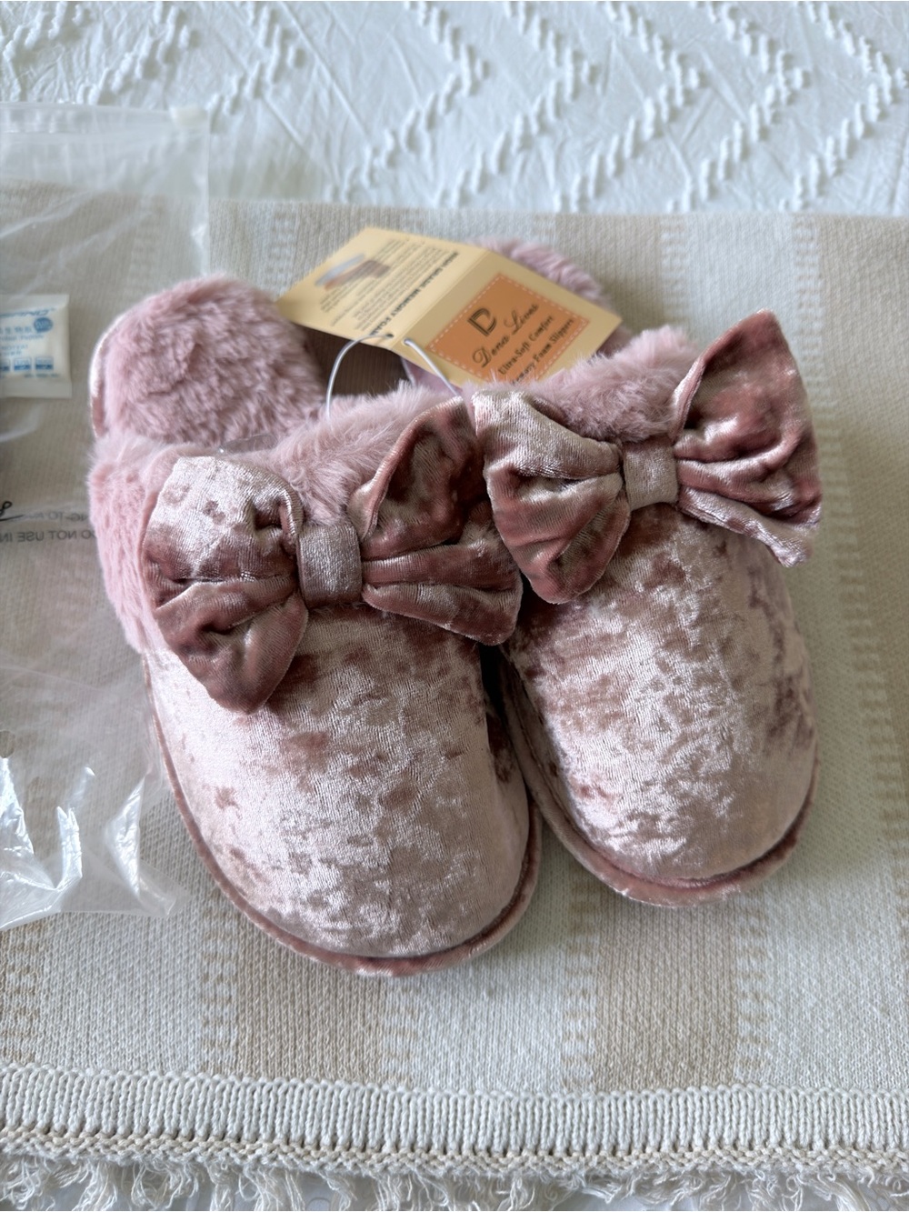 NWT Plush Velvet Bow Slip-On Slippers for Women — Pink 7